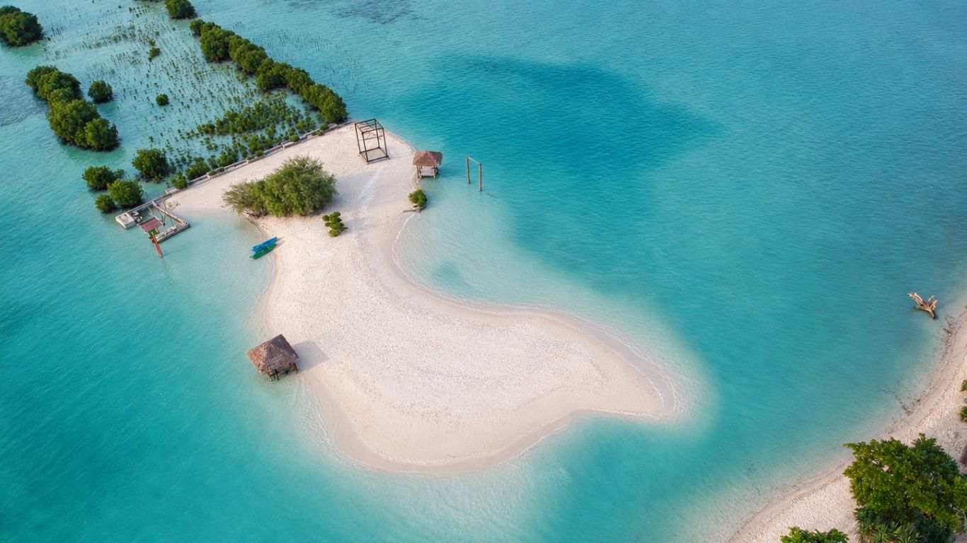 Laut tropis biru dan ombak